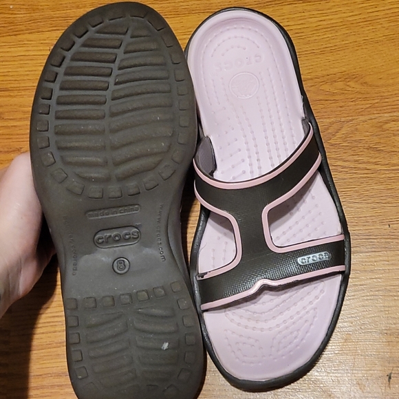 W8 Crocs - Picture 3 of 3